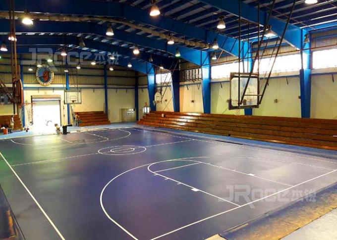 Pintura colorida de la cancha de básquet de la superficie del gimnasio